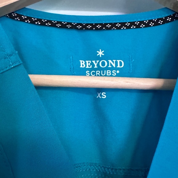 NEW with tags Beyond Scrubs Teal V-Neck Scrub Top - Picture 5 of 5